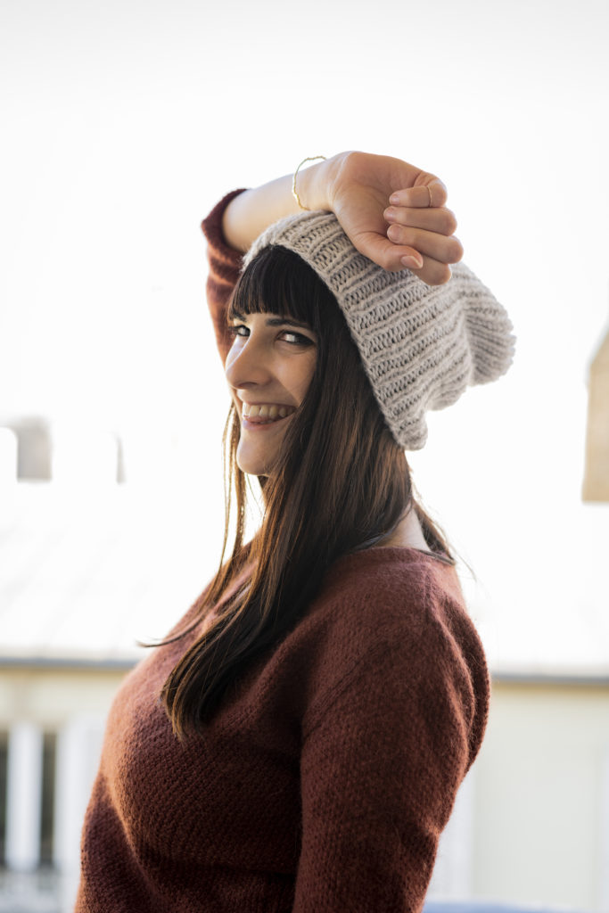 tricot, photo, femme, sourire, Tea and Poppies, DIY, bonnet slouch,  comment tricoter un bonnet ? 