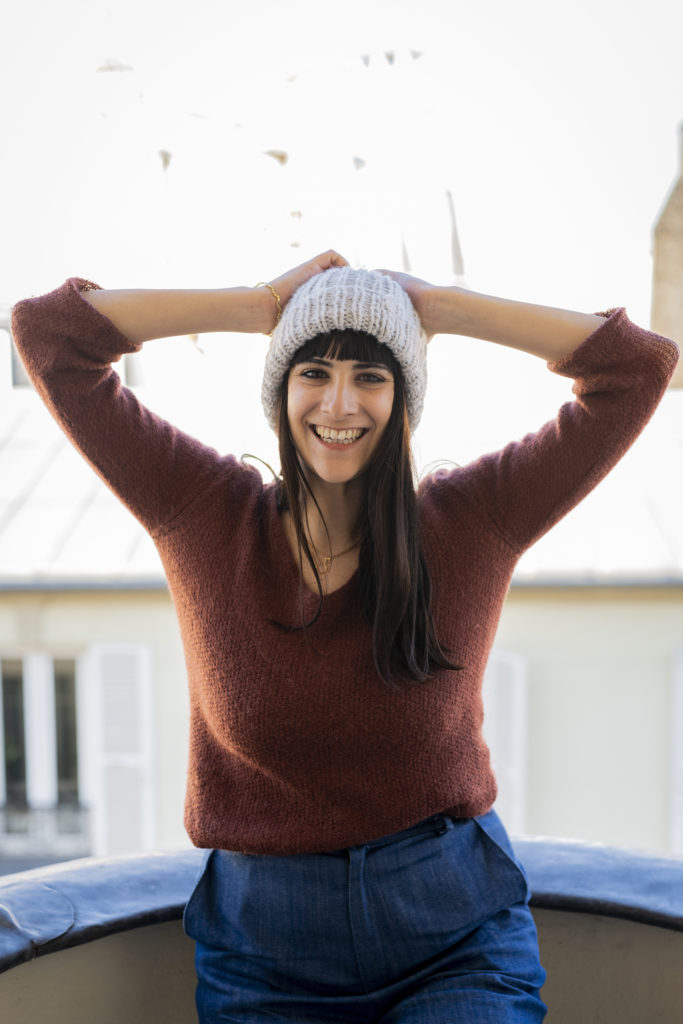 tricot, photo, femme, sourire, Tea and Poppies, DIY, comment tricoter un bonnet ?